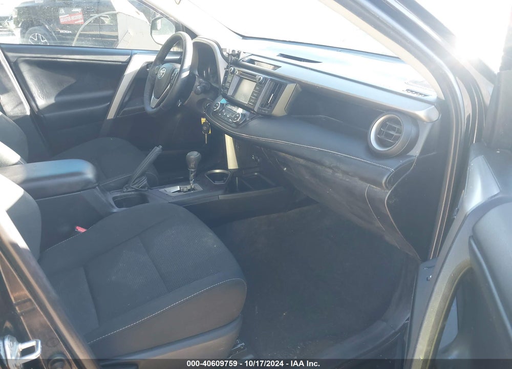 2018 TOYOTA RAV4 XLE VIN: 2T3RFREV0JW852845