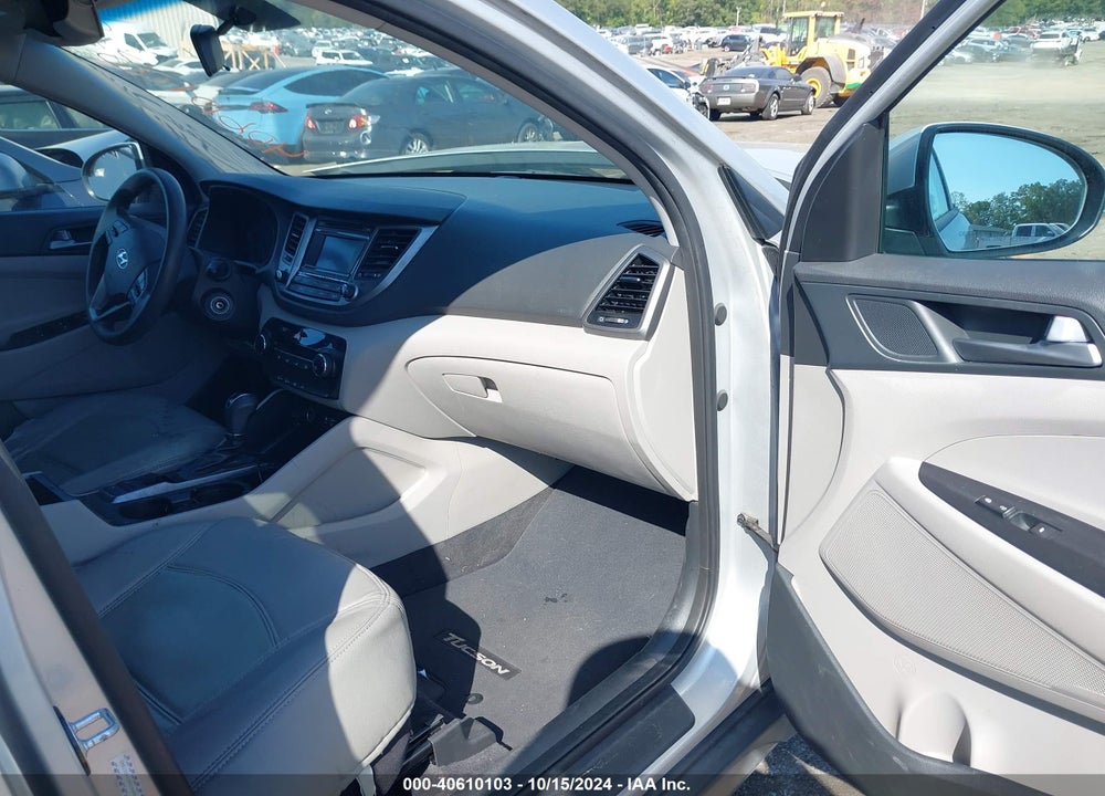 2017 HYUNDAI TUCSON SE VIN: KM8J33A45HU296485