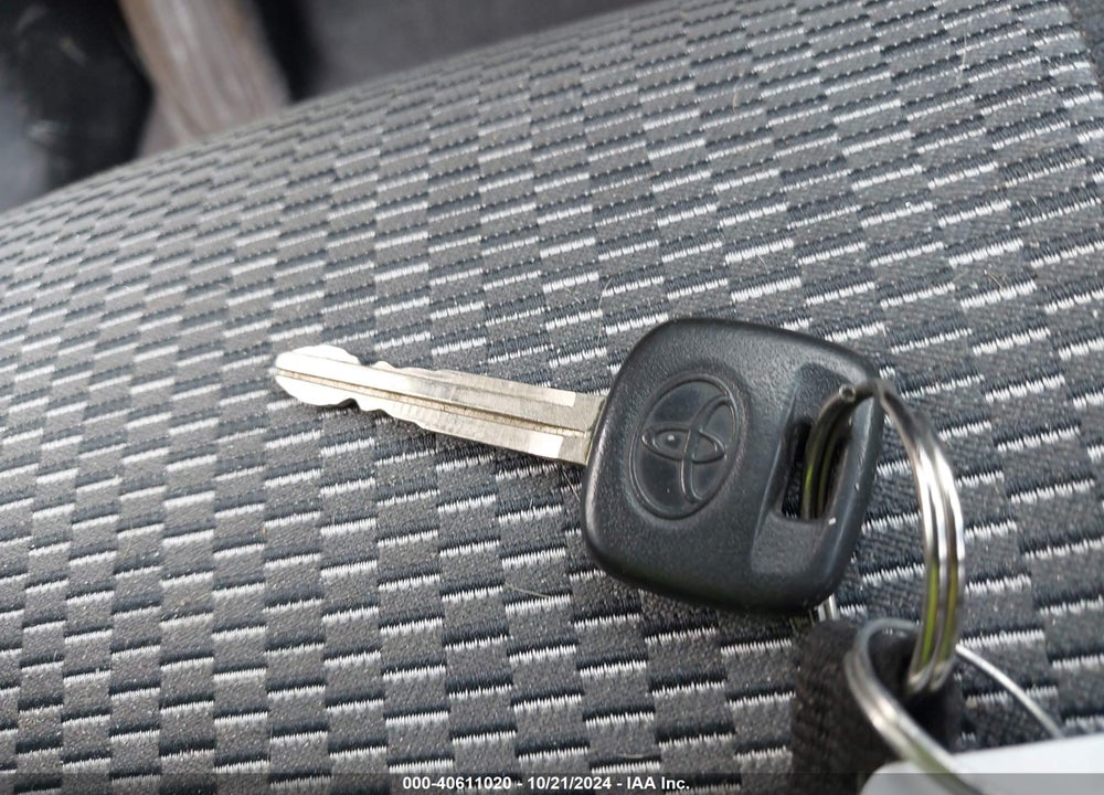 2005 TOYOTA RAV4 VIN: JTEHD20V750056745