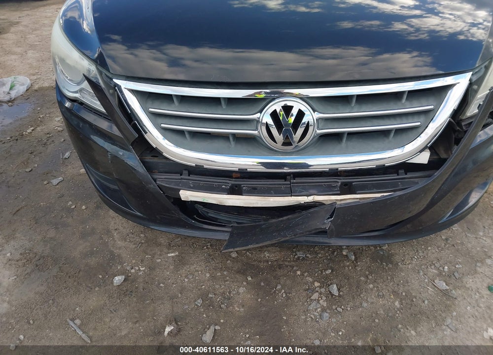 2010 VOLKSWAGEN ROUTAN SE VIN: 2V4RW3D11AR272788