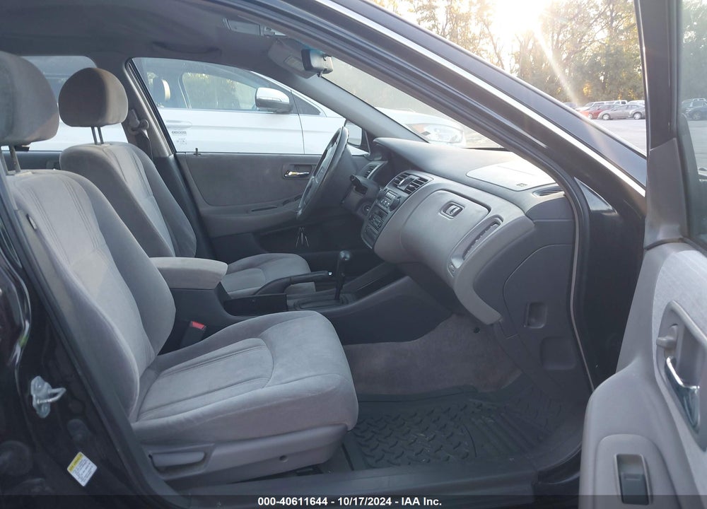 2000 HONDA ACCORD 3.0 LX VIN: 1HGCG1647YA006023
