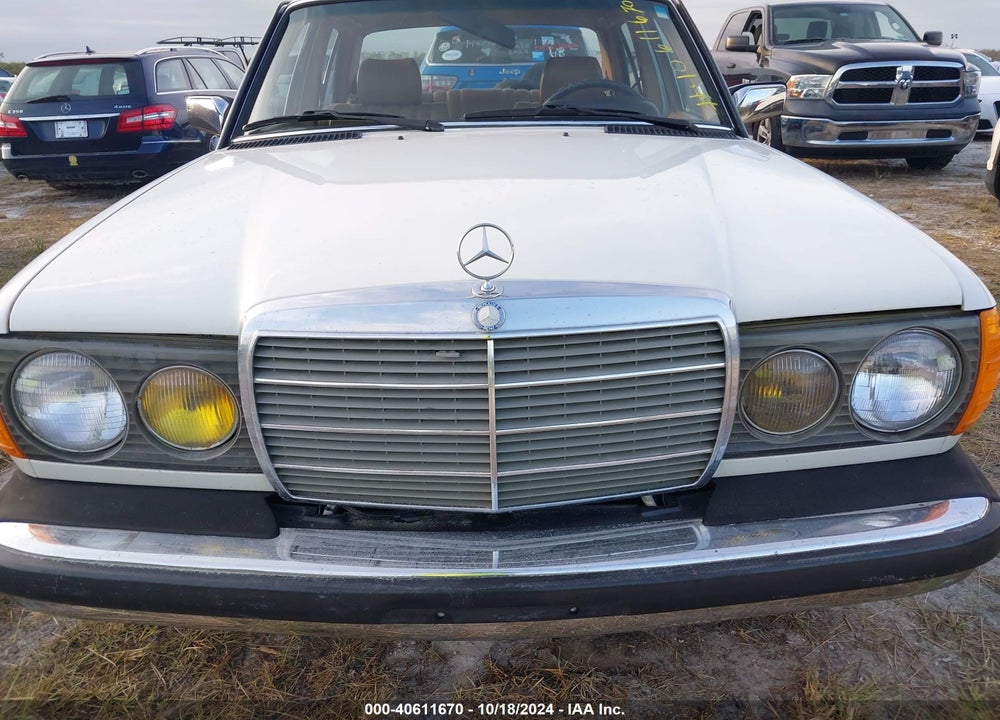 1983 MERCEDES-BENZ 300 DT VIN: WDBAB33A8DB028321