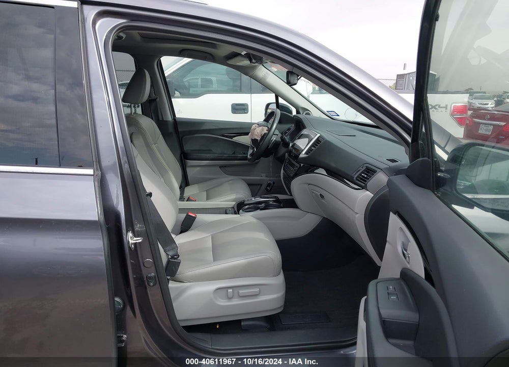 2017 HONDA PILOT TOURING VIN: 5FNYF5H99HB011657