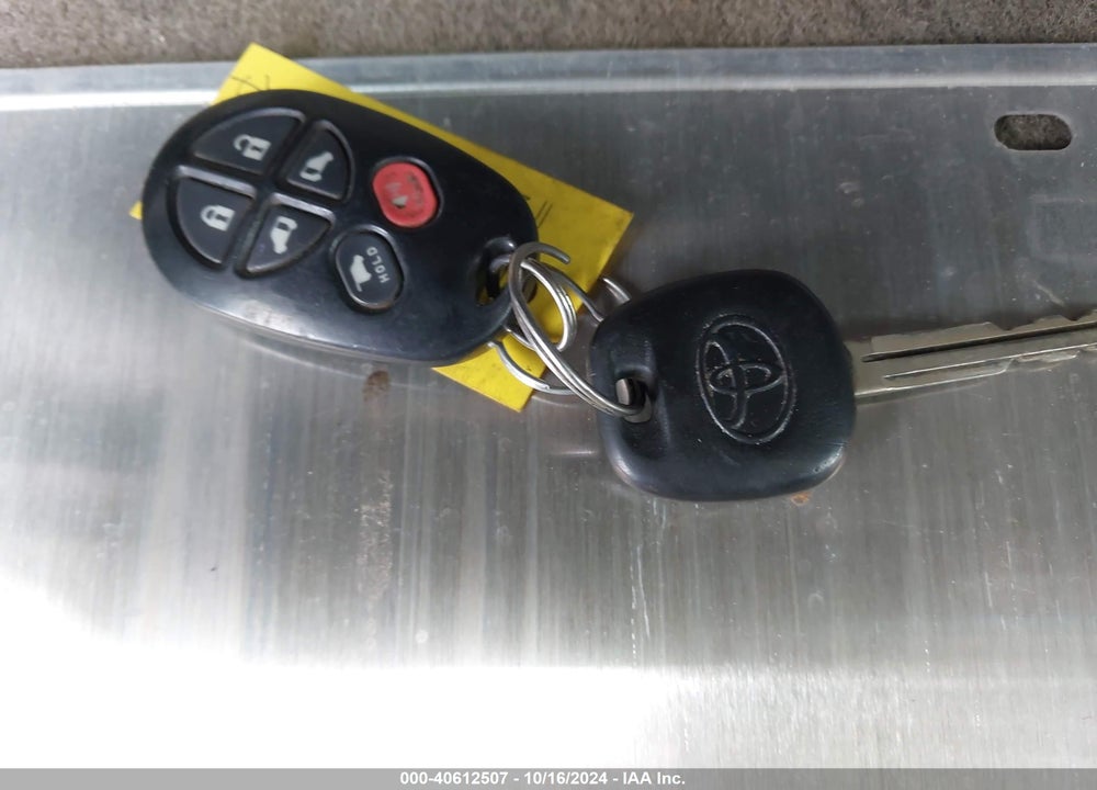 2013 TOYOTA SIENNA XLE V6 8 PASSENGER VIN: 5TDYK3DC7DS288069