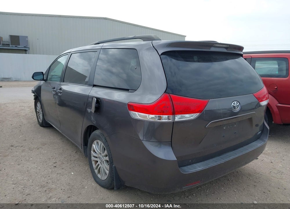 2013 TOYOTA SIENNA XLE V6 8 PASSENGER VIN: 5TDYK3DC7DS288069