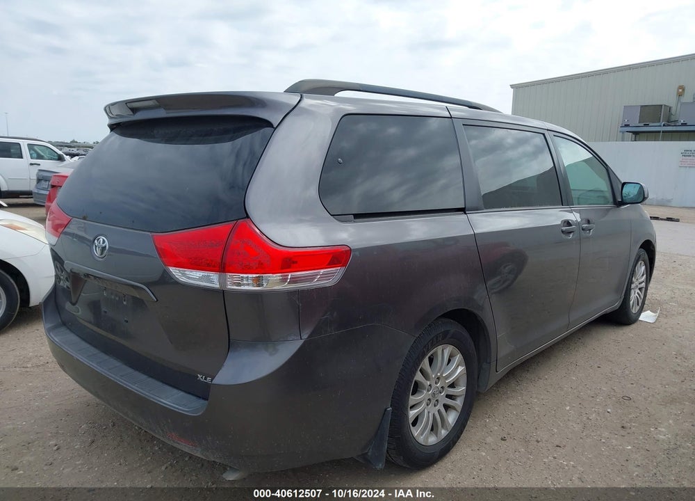 2013 TOYOTA SIENNA XLE V6 8 PASSENGER VIN: 5TDYK3DC7DS288069
