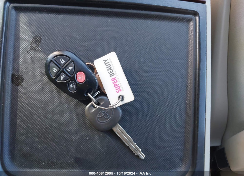 2013 TOYOTA SIENNA XLE V6 8 PASSENGER VIN: 5TDYK3DC4DS313428