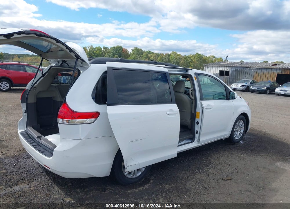 2013 TOYOTA SIENNA XLE V6 8 PASSENGER VIN: 5TDYK3DC4DS313428