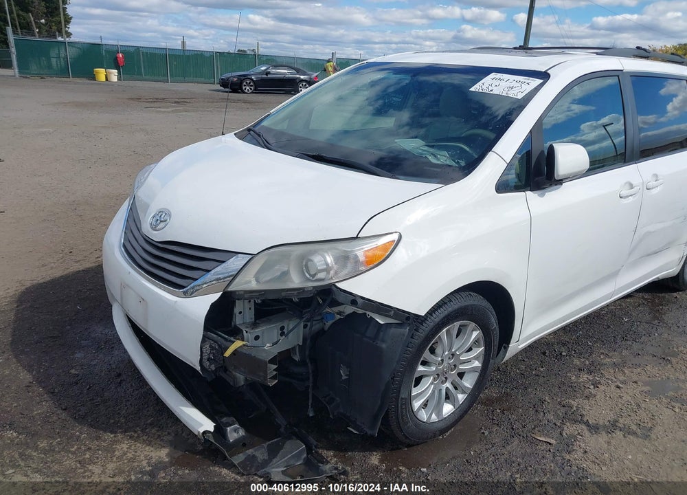 2013 TOYOTA SIENNA XLE V6 8 PASSENGER VIN: 5TDYK3DC4DS313428