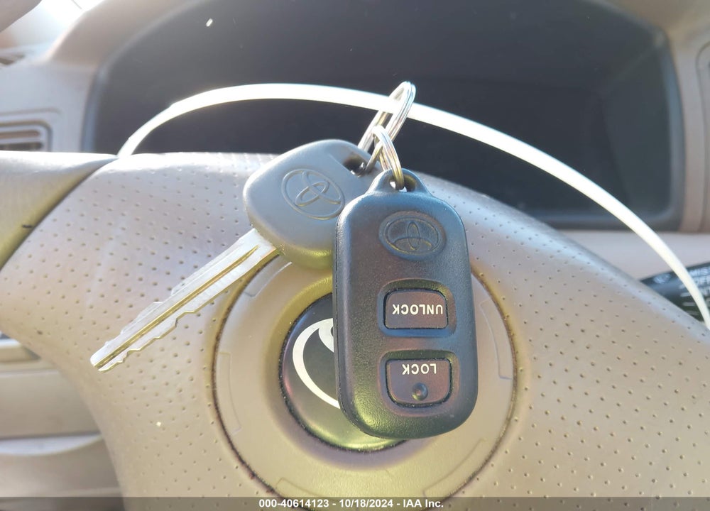 2005 TOYOTA COROLLA LE VIN: 2T1BR32E55C460826