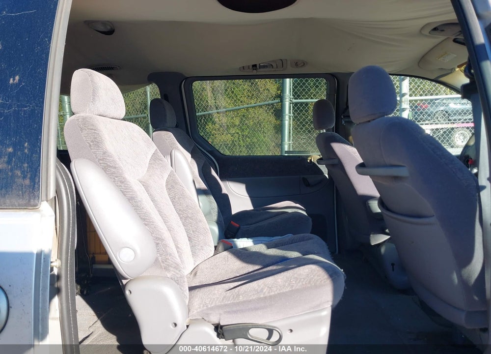 2000 CHRYSLER TOWN & COUNTRY LX VIN: 1C4GP44G1YB619439