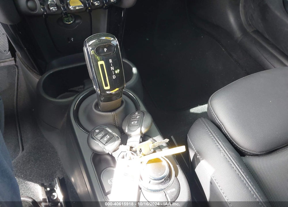 2023 MINI SE HARDTOP COOPER VIN: WMW13DJ03P2T88158