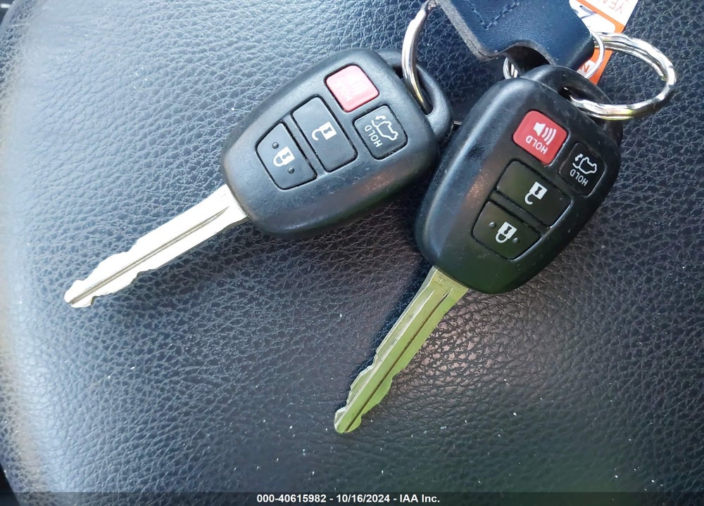 2017 TOYOTA RAV4 XLE VIN: JTMRFREV7HJ701297