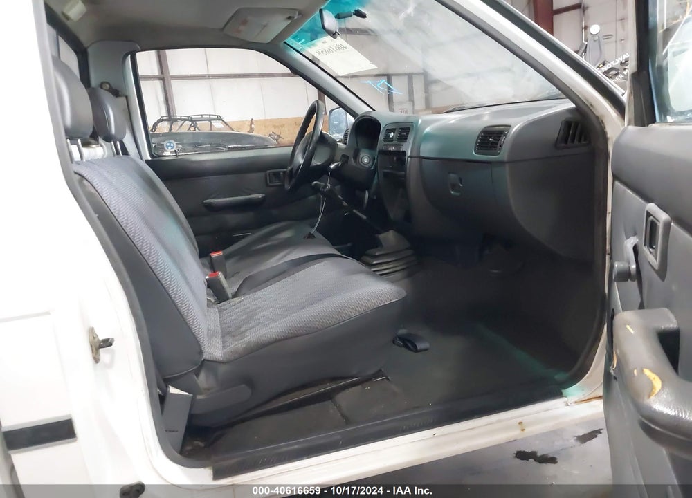 1996 NISSAN TRUCK XE VIN: 1N6SD11S1TC309446