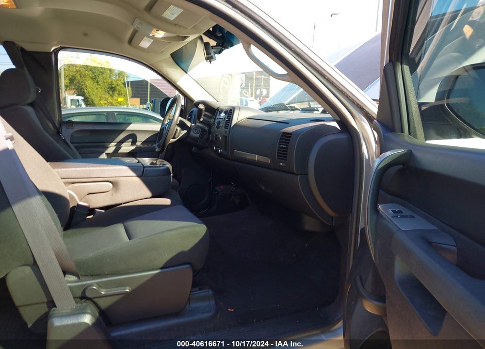 2011 CHEVROLET SILVERADO 1500 LT VIN: 1GCRKSE33BZ335591