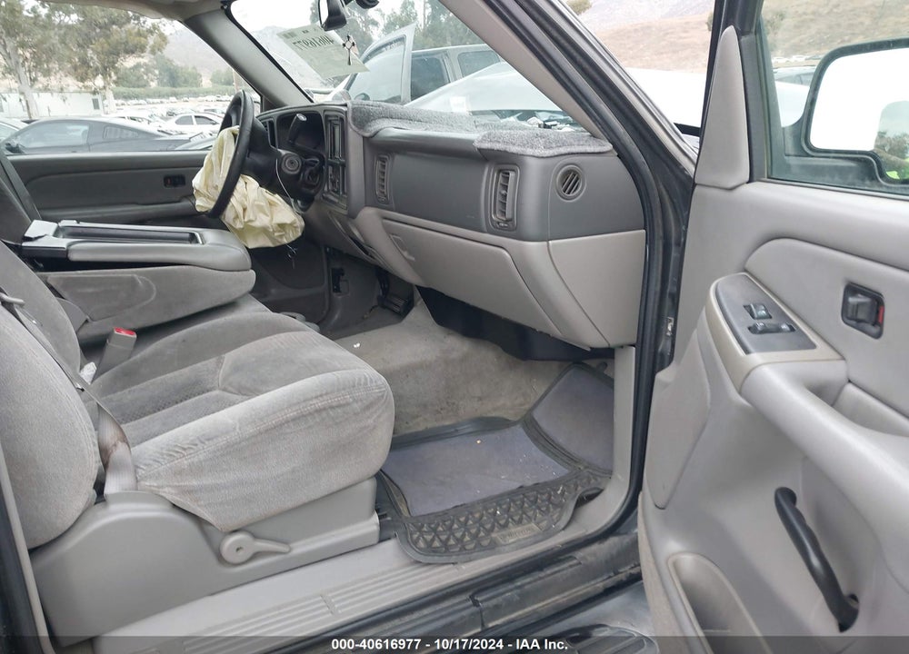 2004 CHEVROLET TAHOE LS VIN: 1GNEC13V24R125584