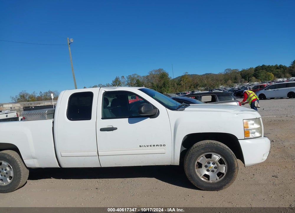 2011 CHEVROLET SILVERADO 1500 LT VIN: 1GCRKSE32BZ103760