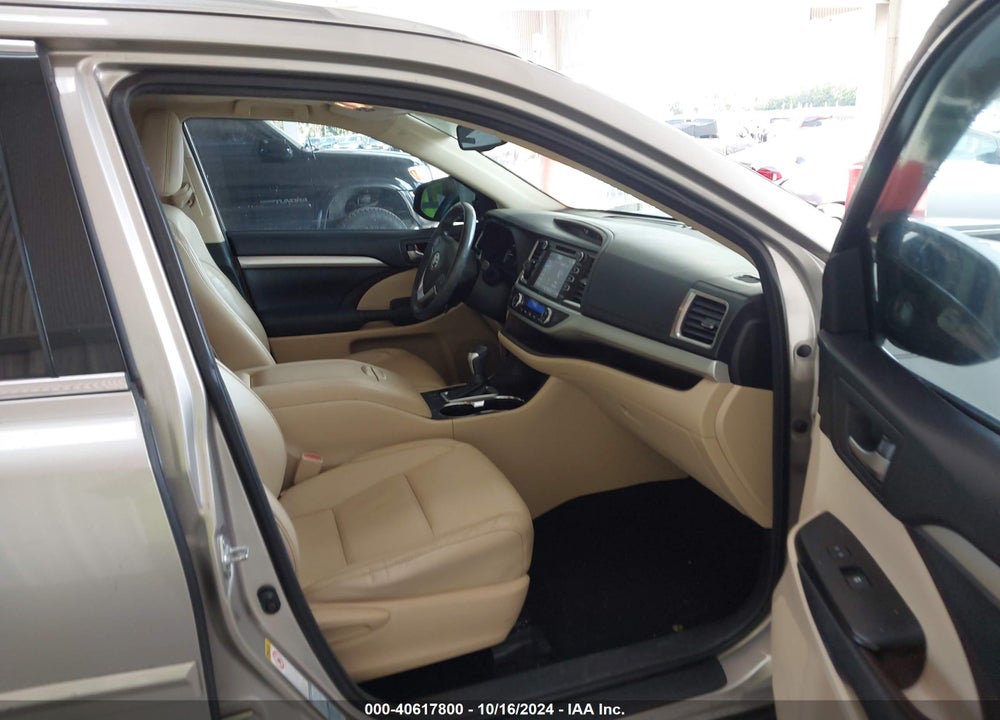 2014 TOYOTA HIGHLANDER XLE V6 VIN: 5TDJKRFH3ES052582