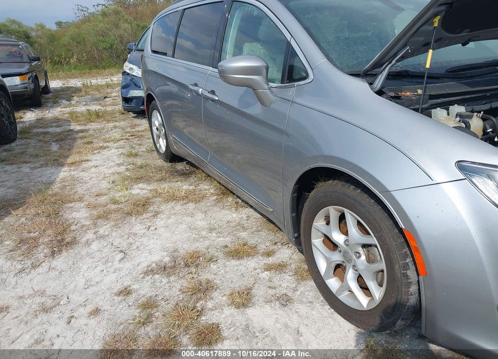 2017 CHRYSLER PACIFICA TOURING L VIN: 2C4RC1BG5HR511042