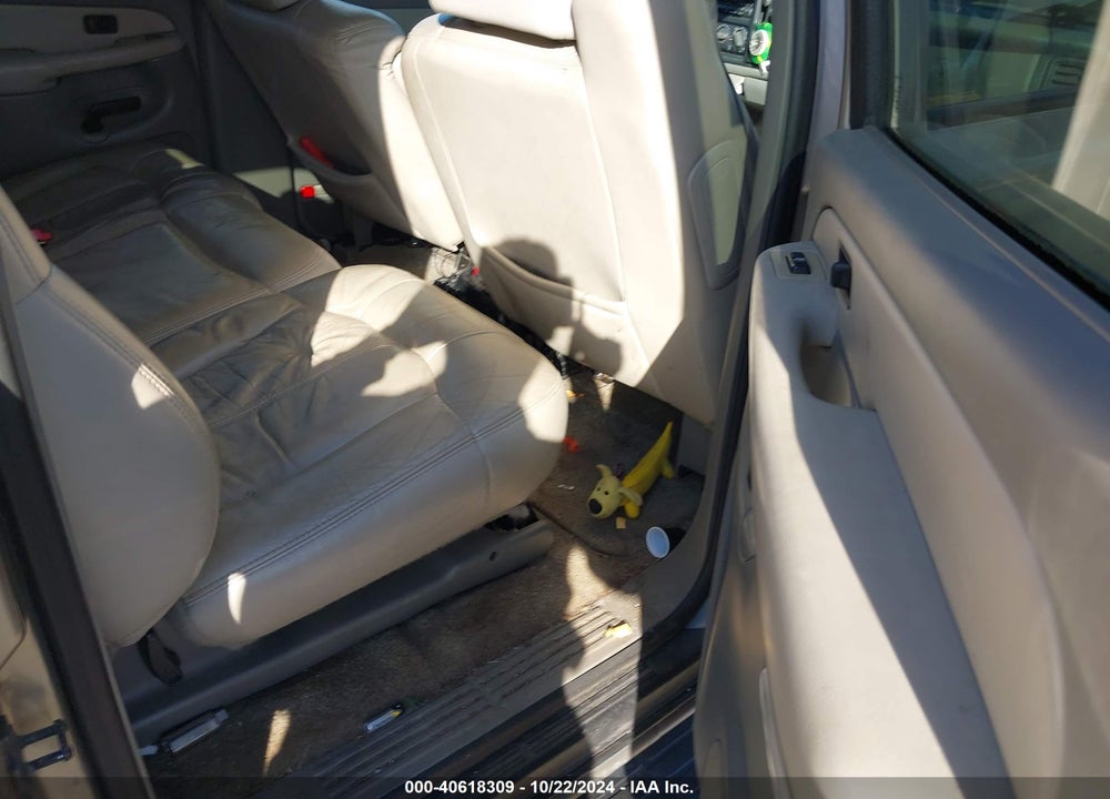 2000 CHEVROLET SUBURBAN 1500 LT VIN: 3GNFK16T2YG181208