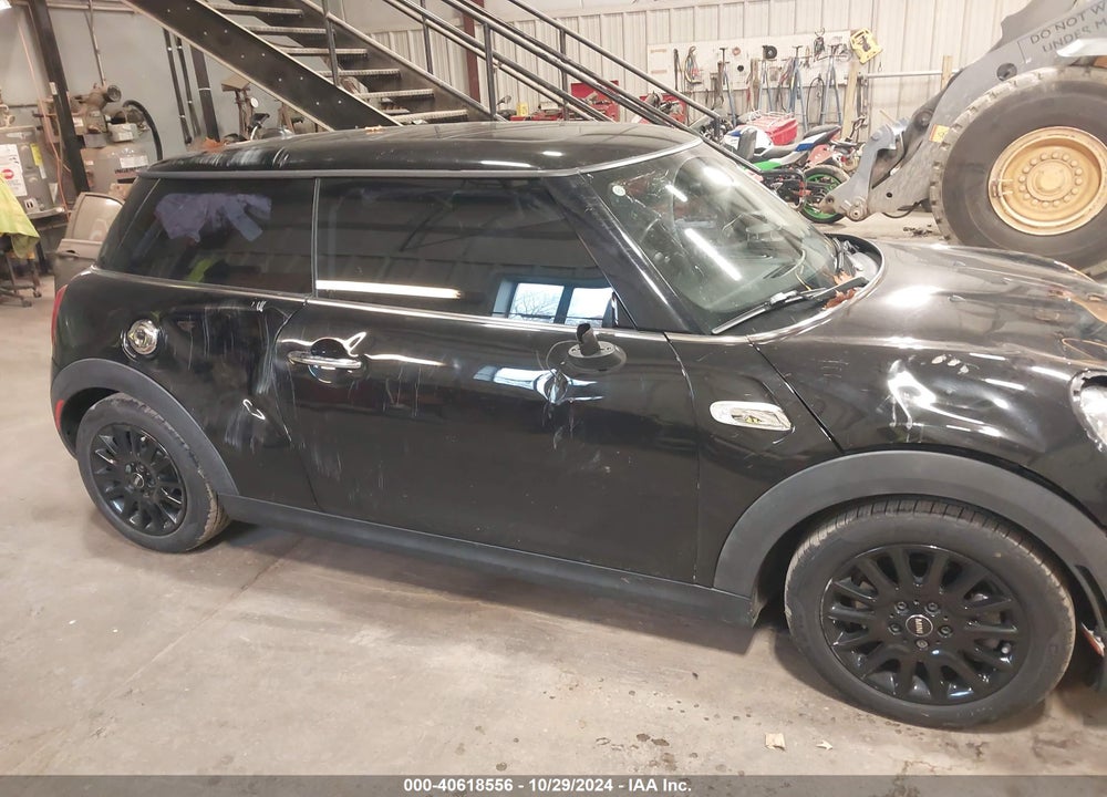 2016 MINI HARDTOP COOPER S VIN: WMWXP7C56G3B33171
