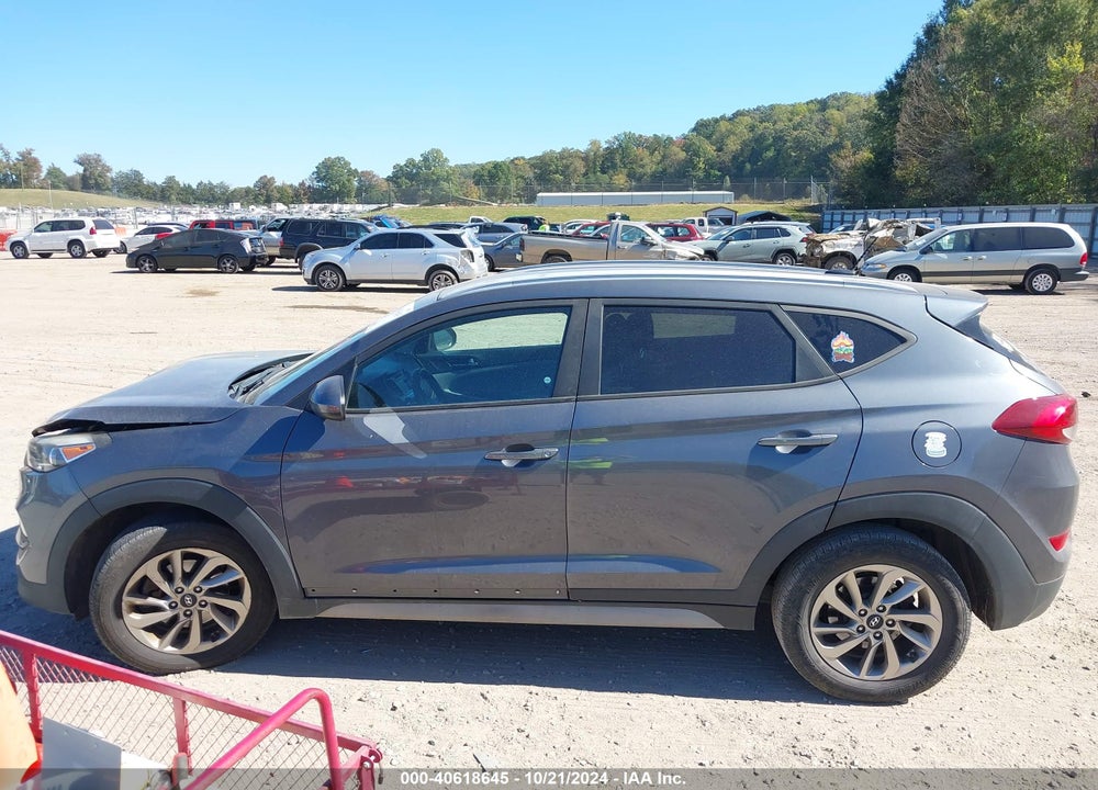 2017 HYUNDAI TUCSON SE VIN: KM8J33A40HU474030