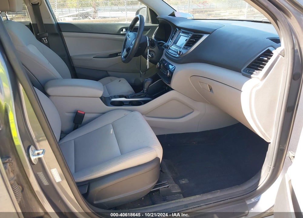 2017 HYUNDAI TUCSON SE VIN: KM8J33A40HU474030