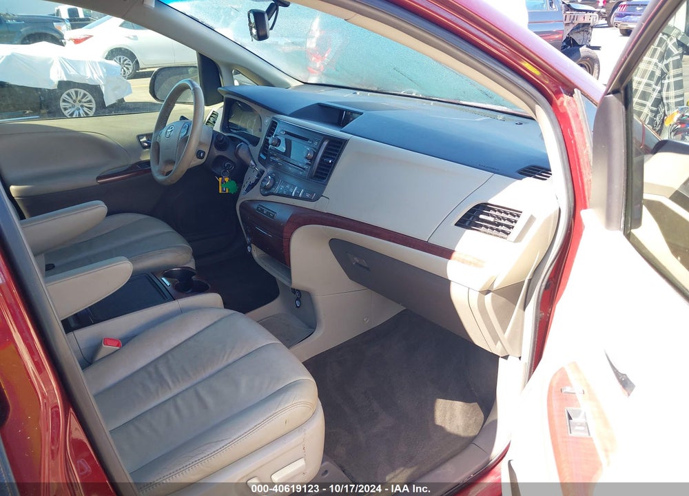 2014 TOYOTA SIENNA XLE V6 8 PASSENGER VIN: 5TDYK3DC4ES438737