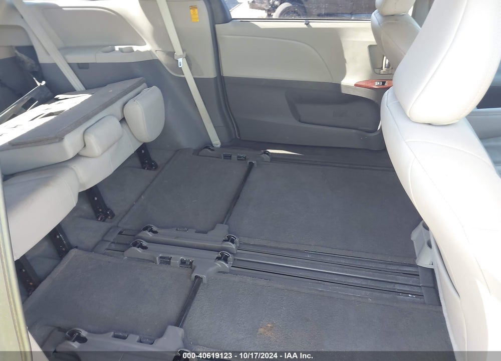 2014 TOYOTA SIENNA XLE V6 8 PASSENGER VIN: 5TDYK3DC4ES438737