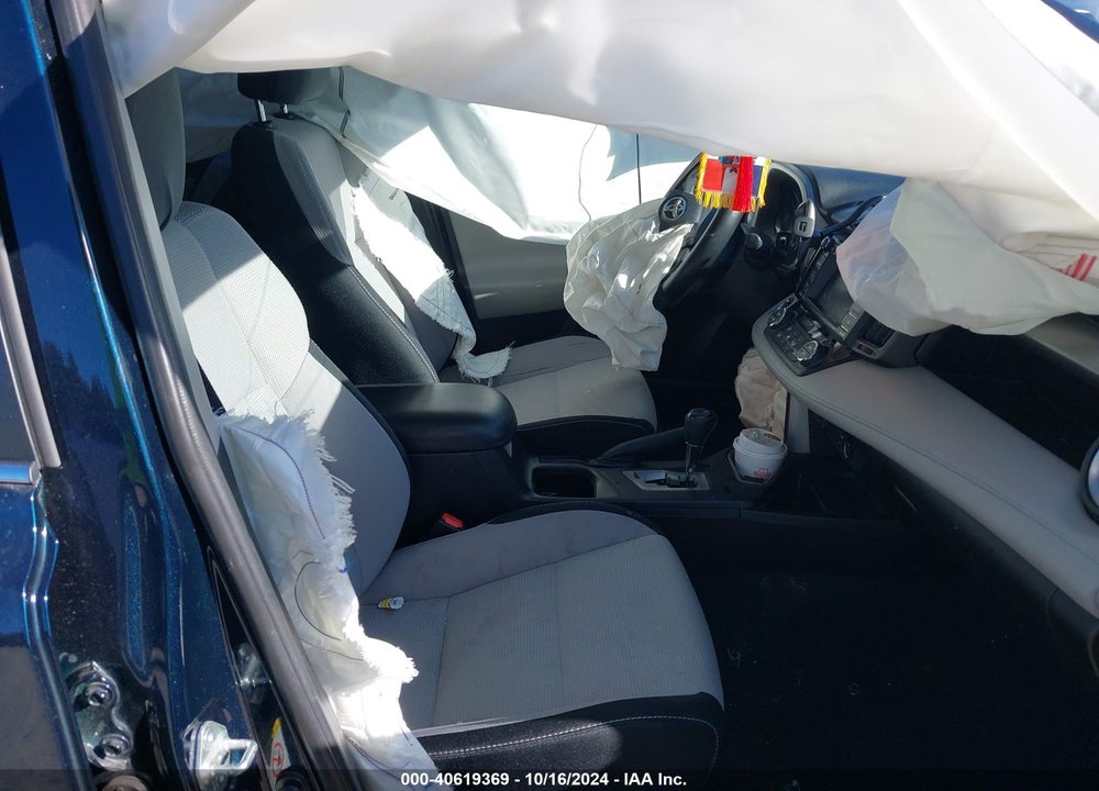 2018 TOYOTA RAV4 ADVENTURE/XLE VIN: 2T3RFREV3JW751850