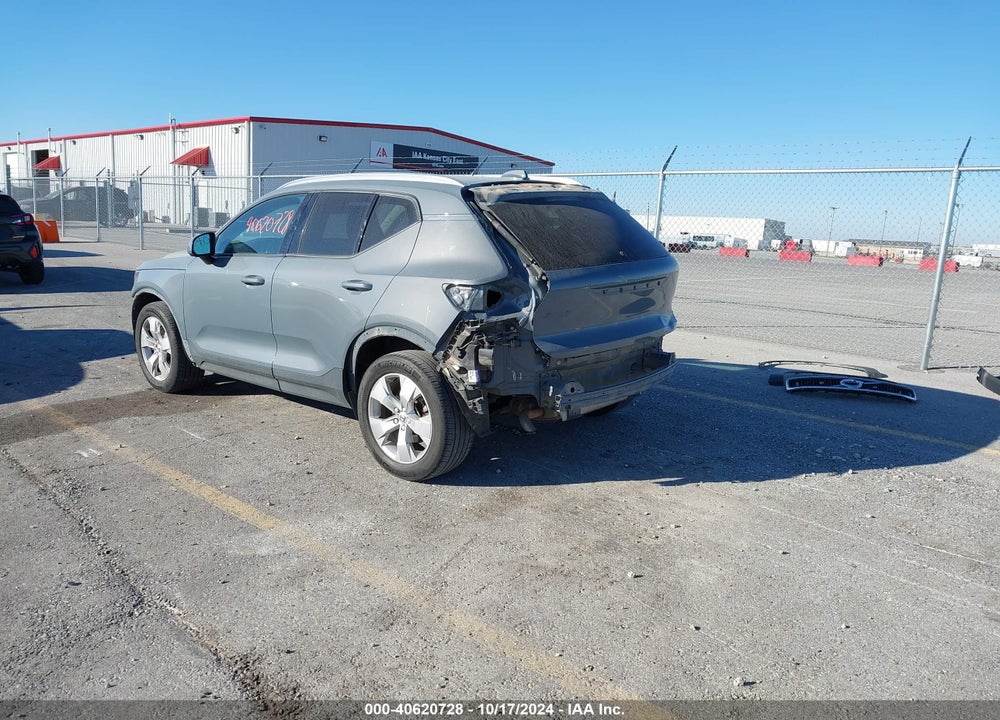 2021 VOLVO XC40 T4 MOMENTUM VIN: YV4AC2HK8M2607400