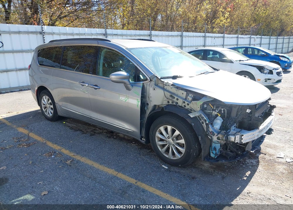 2017 CHRYSLER PACIFICA TOURING L VIN: 2C4RC1BG2HR702384