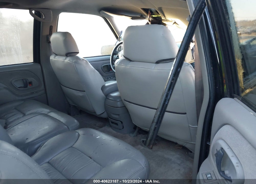 1999 CHEVROLET SUBURBAN 1500 LT VIN: 3GNFK16R7XG153990