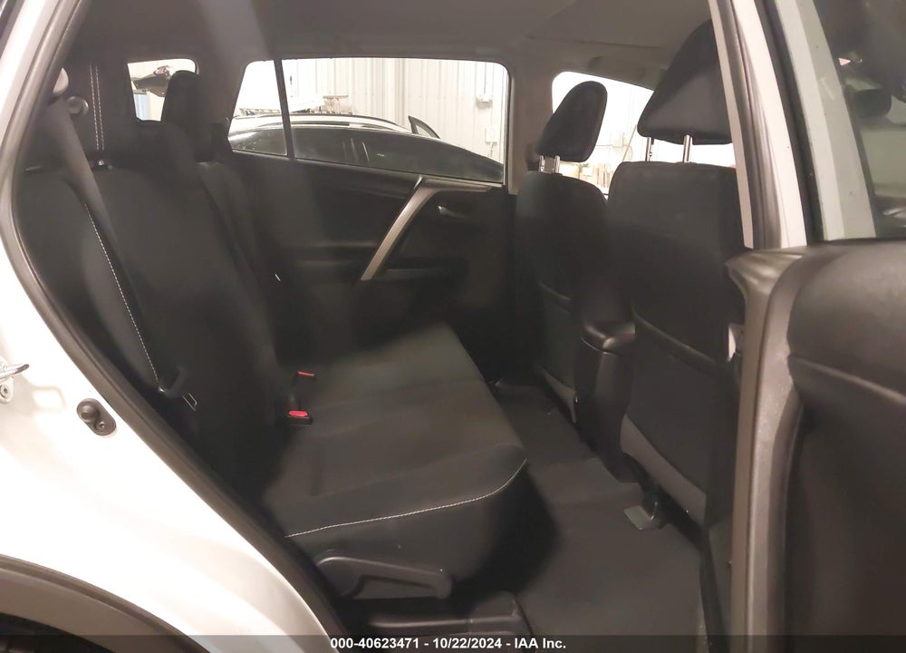 2018 TOYOTA RAV4 ADVENTURE/XLE VIN: 2T3RFREV8JW723560