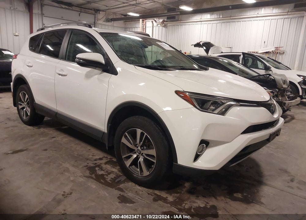 2018 TOYOTA RAV4 ADVENTURE/XLE VIN: 2T3RFREV8JW723560