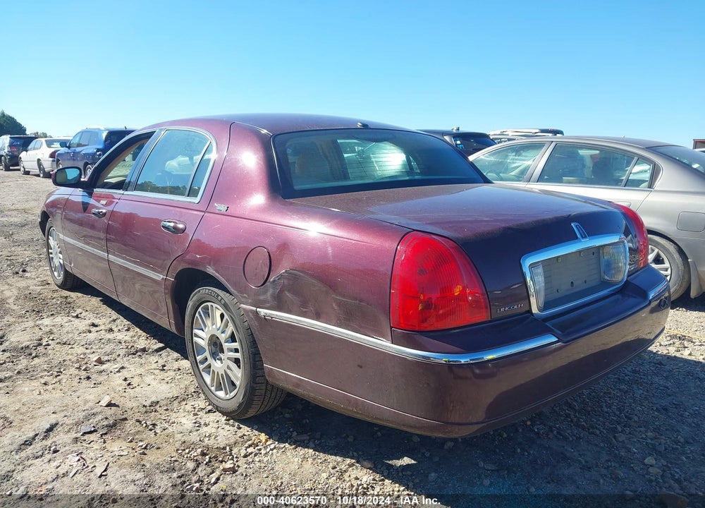 2008 LINCOLN TOWN CAR SIGNATURE LIMITED VIN: 2LNHM82VX8X651210