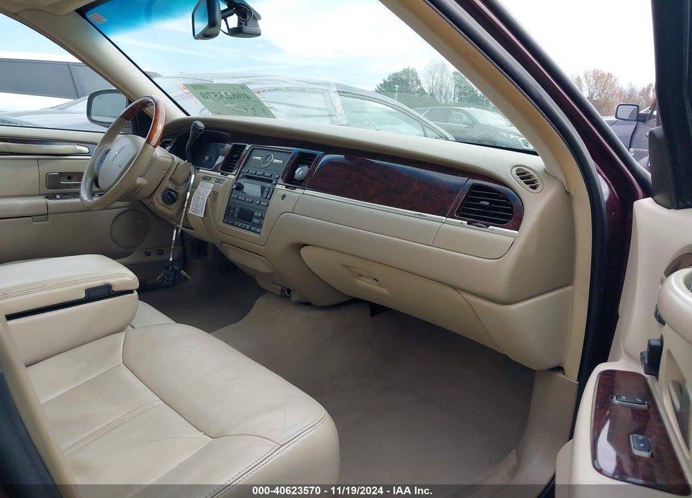 2008 LINCOLN TOWN CAR SIGNATURE LIMITED VIN: 2LNHM82VX8X651210
