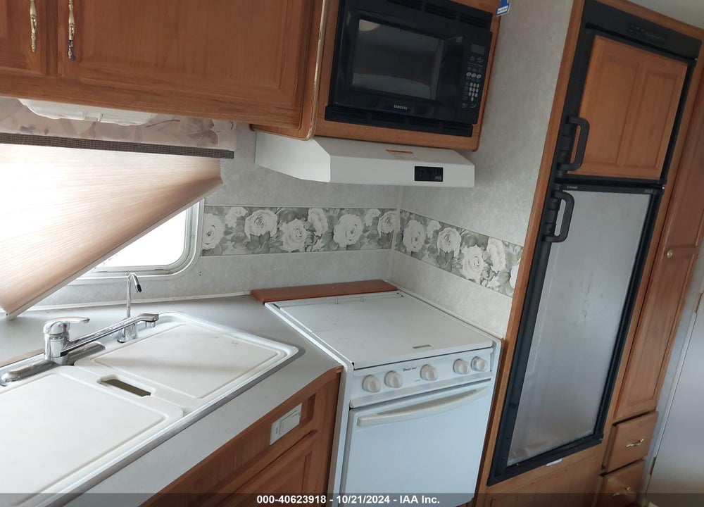 2003 FLEETWOOD TRAVEL TRAILER VIN: 1EC1H272731590349