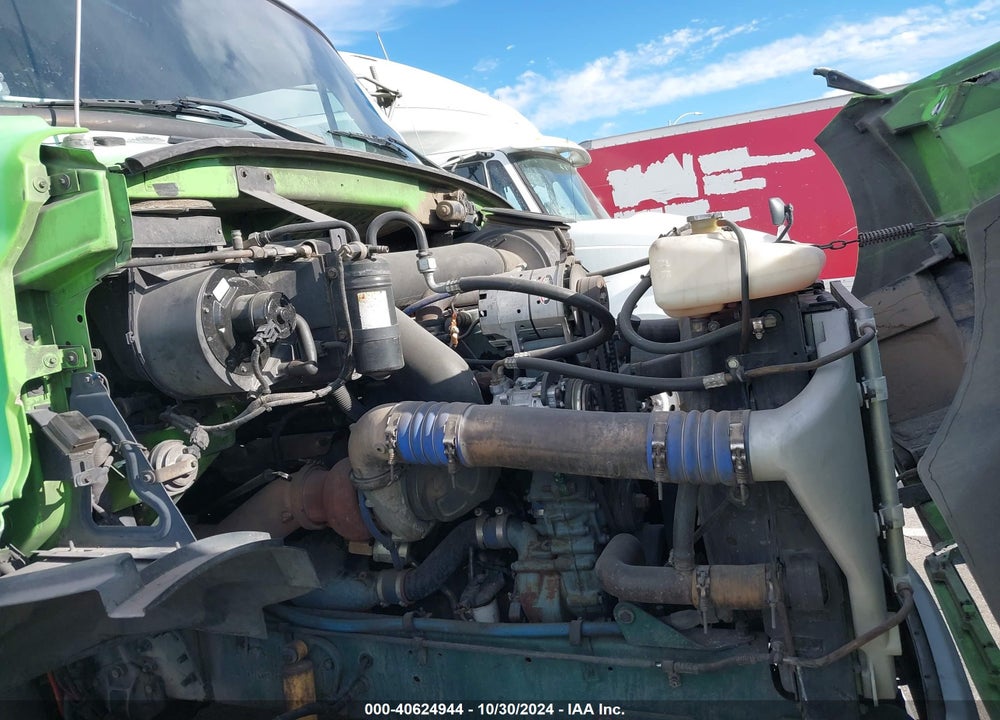 2000 STERLING TRUCK A 9500 VIN: 2FWWHZYB7YAG92340