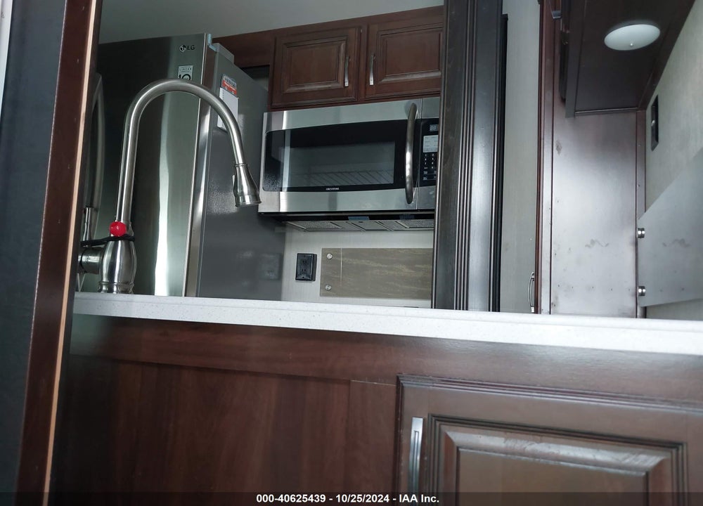 2018 FOREST RIVER COLUBUS 298RLC  /COMPASS SERIES VIN: 4X4FCMF2XJ6009380