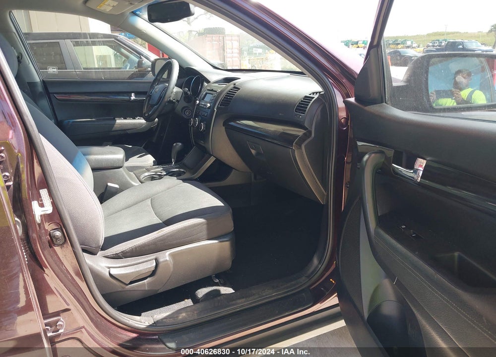2011 KIA SORENTO LX V6 VIN: 5XYKT4A21BG119616
