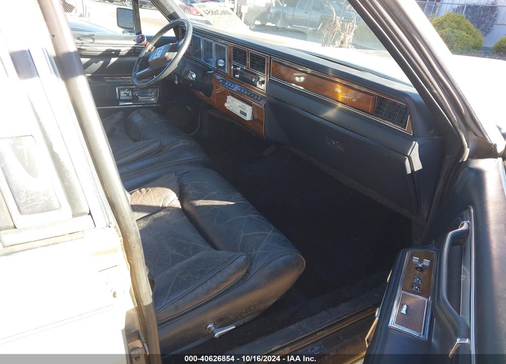1989 LINCOLN TOWN CAR SIGNATURE VIN: 1LNBM82F2KY643253