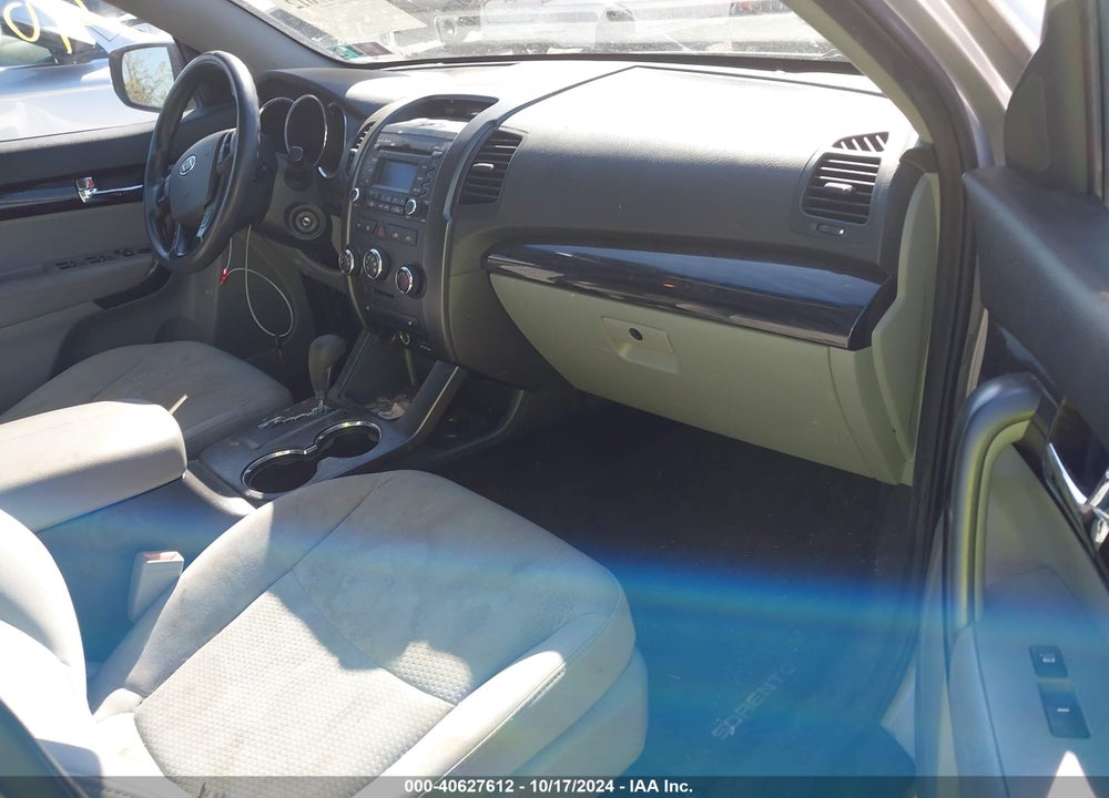 2011 KIA SORENTO LX VIN: 5XYKTCA16BG023112