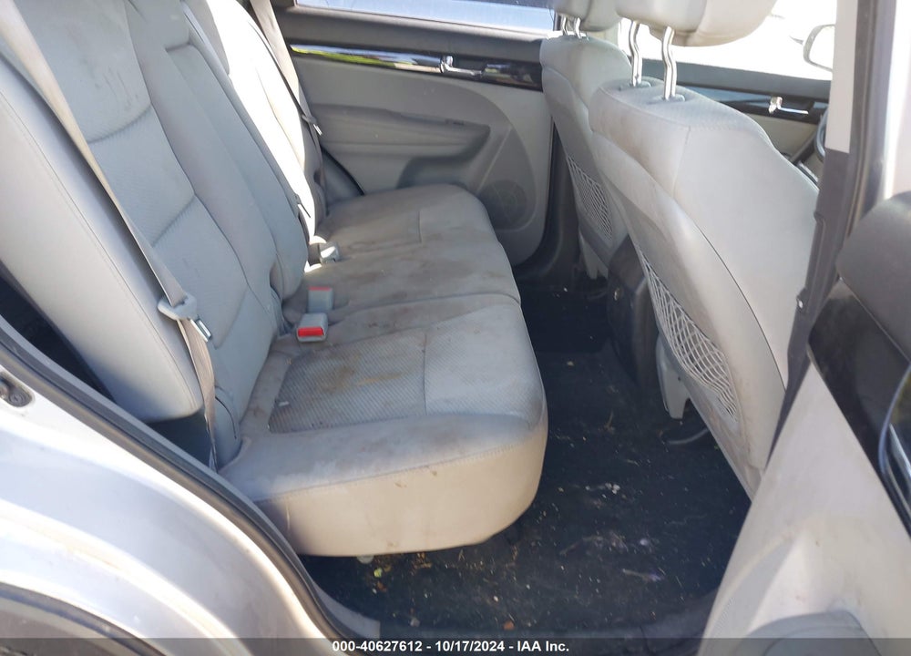 2011 KIA SORENTO LX VIN: 5XYKTCA16BG023112