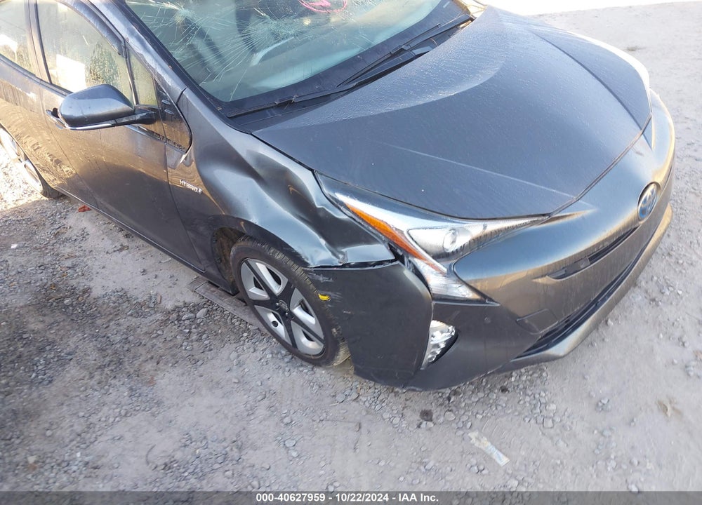 2018 TOYOTA PRIUS THREE TOURING VIN: JTDKARFU3J3552421
