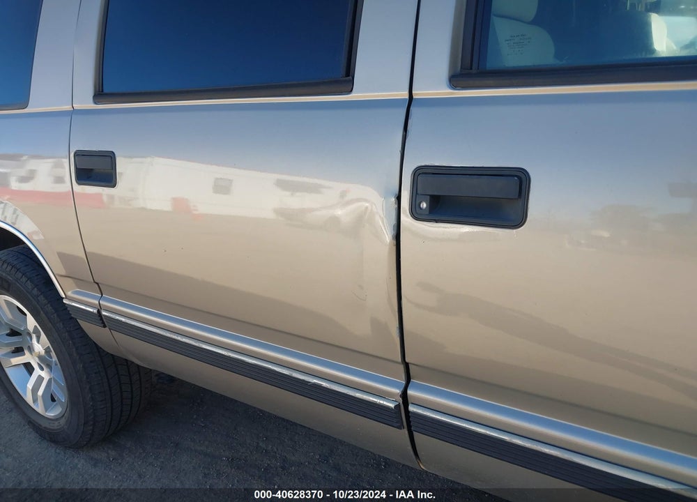 1999 GMC SUBURBAN 1500 SL VIN: 1GKFK16R6XJ779834