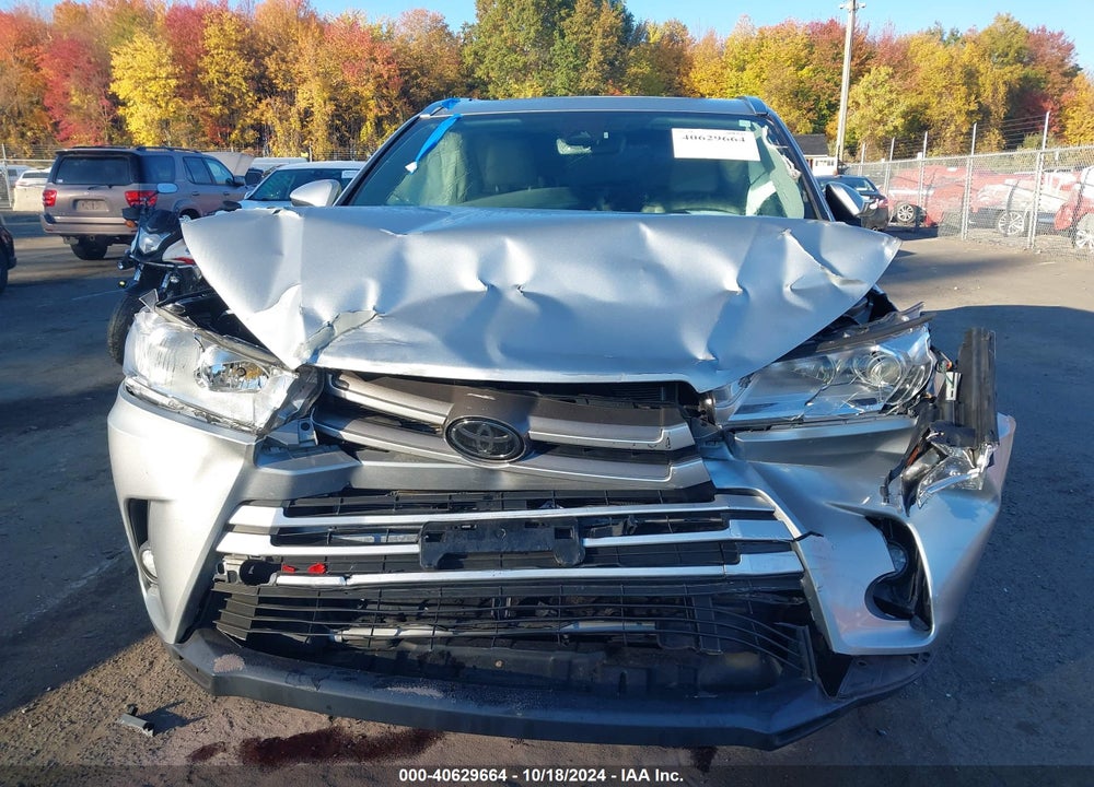 2018 TOYOTA HIGHLANDER XLE VIN: 5TDJZRFH3JS824195