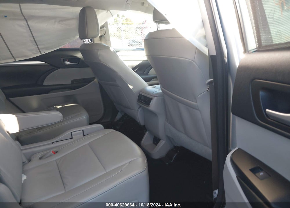 2018 TOYOTA HIGHLANDER XLE VIN: 5TDJZRFH3JS824195