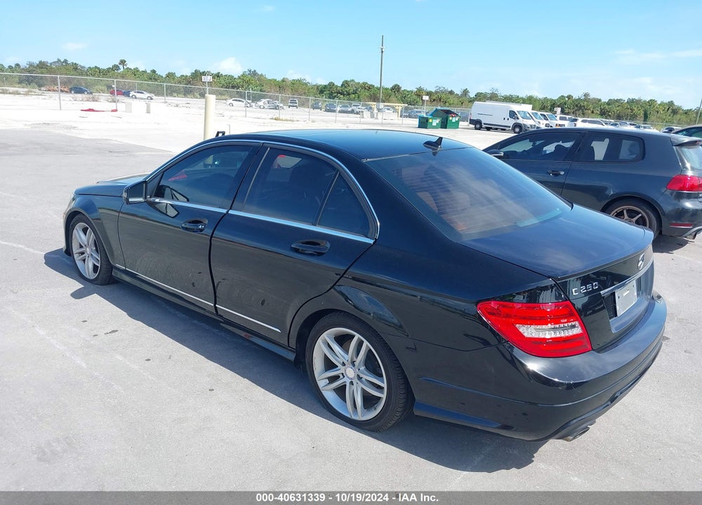2012 MERCEDES-BENZ C 250 LUXURY/SPORT VIN: WDDGF4HB2CA633839