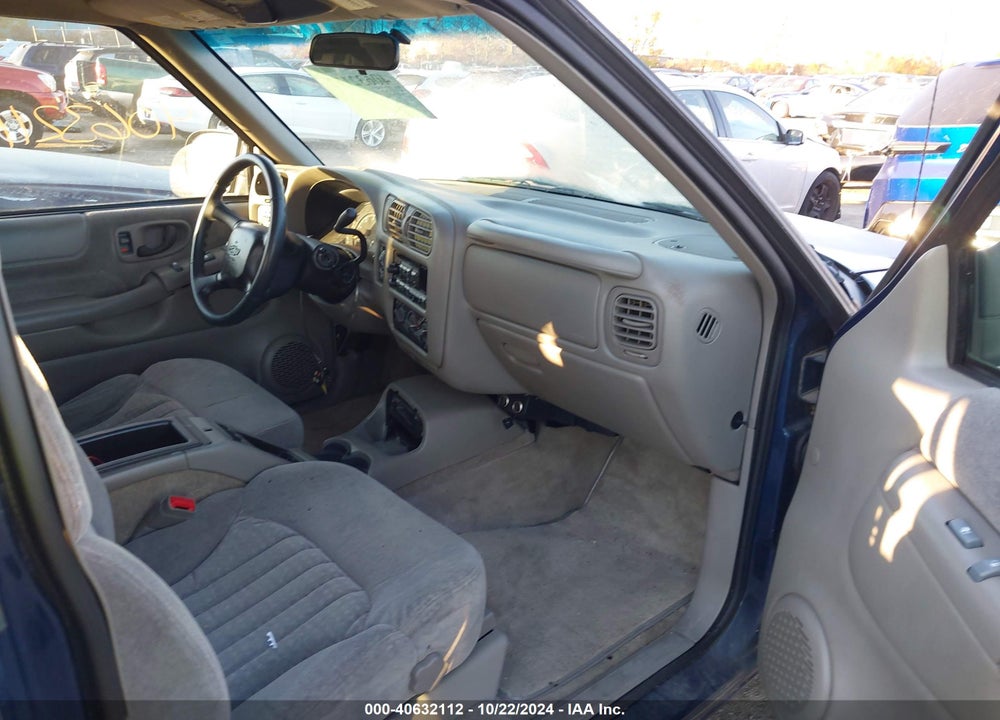 2001 CHEVROLET BLAZER LS VIN: 1GNCS18W61K124986